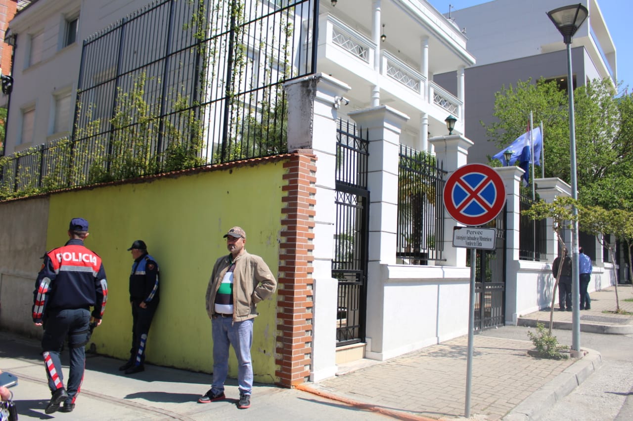 Protestë kundër rikthimit të vizave, policia rrethon ambasadën e Holandës në Tiranë