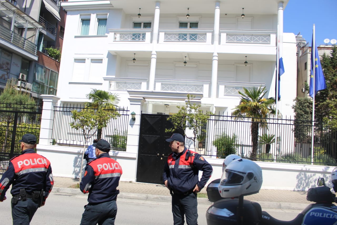 Protestë kundër rikthimit të vizave, policia rrethon ambasadën e Holandës në Tiranë