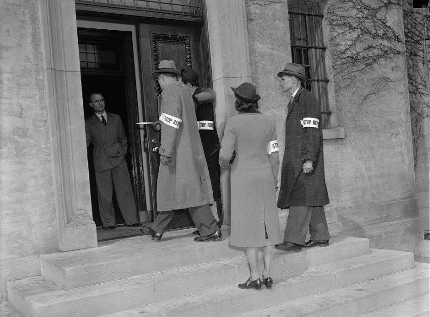 FOTO/ Majko poston për 7 prillin, amerikanët që protestojnë tek ambasada e Italisë