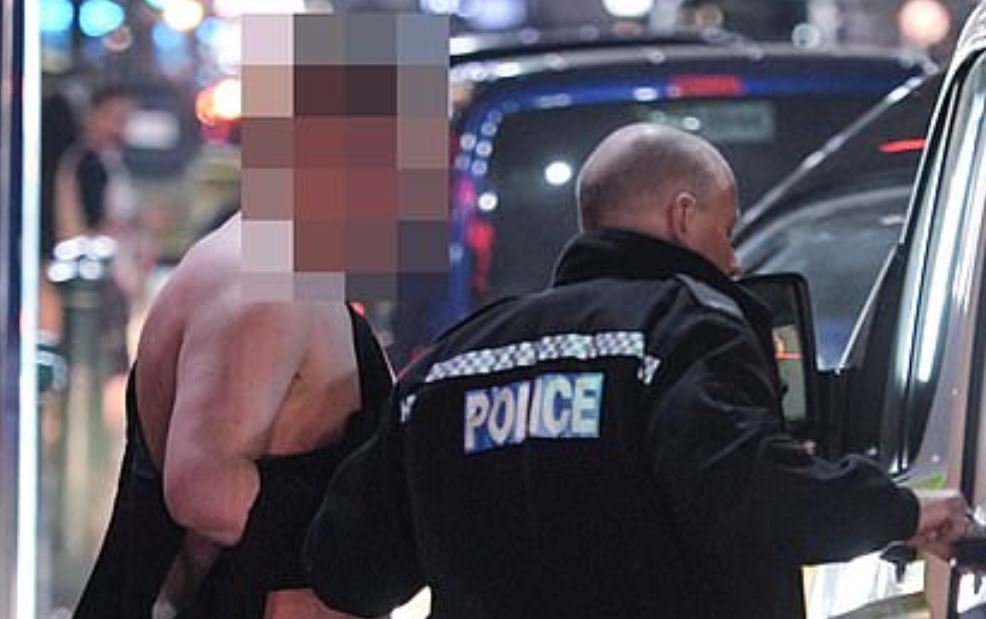 FOTO/Kur Pashkët zgjatin 4 ditë, të rinjtë “çmenden” në Angli