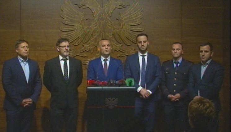 “Ikën ushtria”, pas grabitjes së madhe, policia merr kontrollin në aeroportin Kombëtar