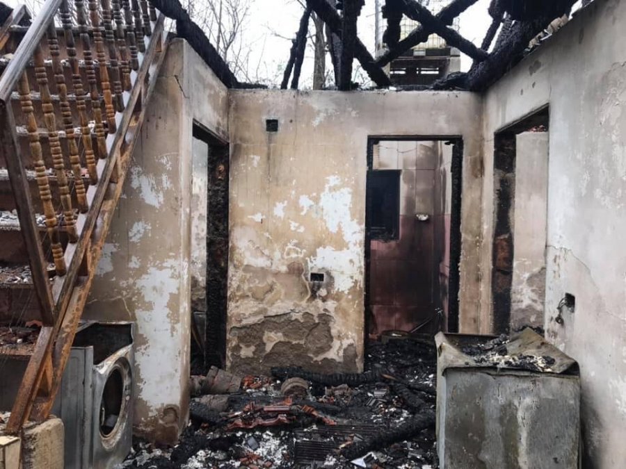 FOTO/4 fëmijët humbën prindërit, ja çfarë ka mbetur në shtëpinë e shkrumbuar nga zjarri