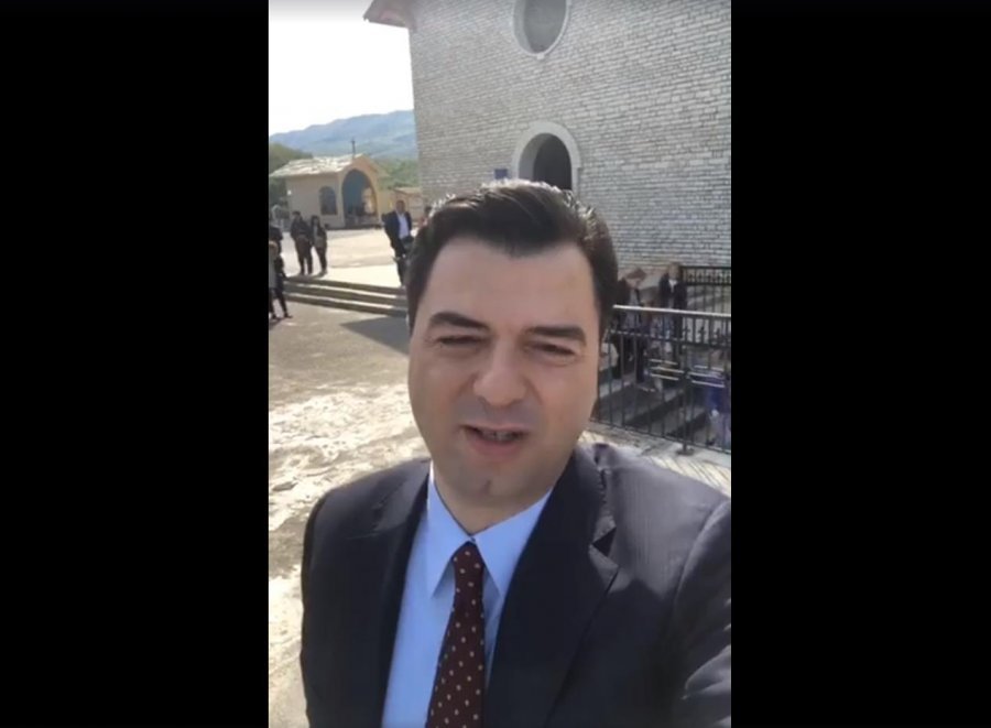 Basha uron shqiptarët për Pashkët me video live nga kisha e Laçit