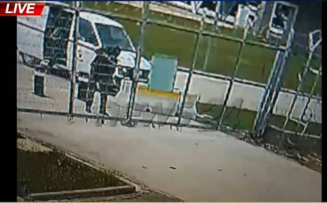 FOTO/Pamje të reja nga grabitja në Rinas, si hynë në pistë grabitësit me furgonin “Hetimi Tatimor”