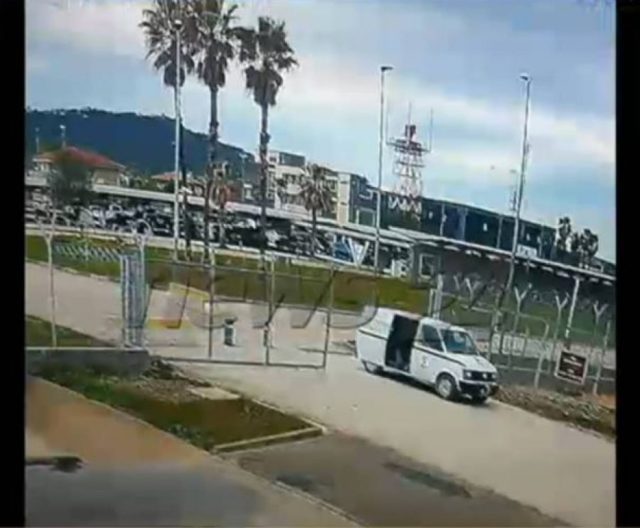 FOTO/Pamje të reja nga grabitja në Rinas, si hynë në pistë grabitësit me furgonin “Hetimi Tatimor”