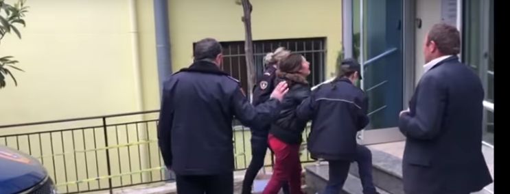 VIDEO/Motër e vëlla të arrestuar shpërthejnë në lot para gjykatës, babai: Nuk kanë lidhje me minat