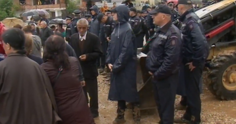 LIVE/”Shtëpitë tona nuk i lëshojmë”, situata e tensionuar tek bregu i Lumit, policia dhunon banorët