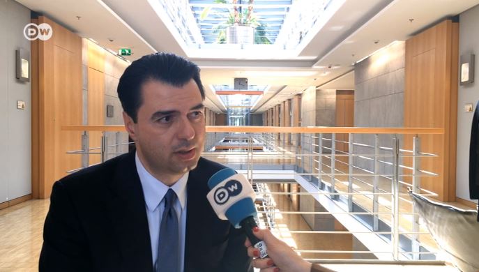 Basha për DW: Shtetin e ka kapur krimi, në Europë nuk shkohet me gënjeshtra