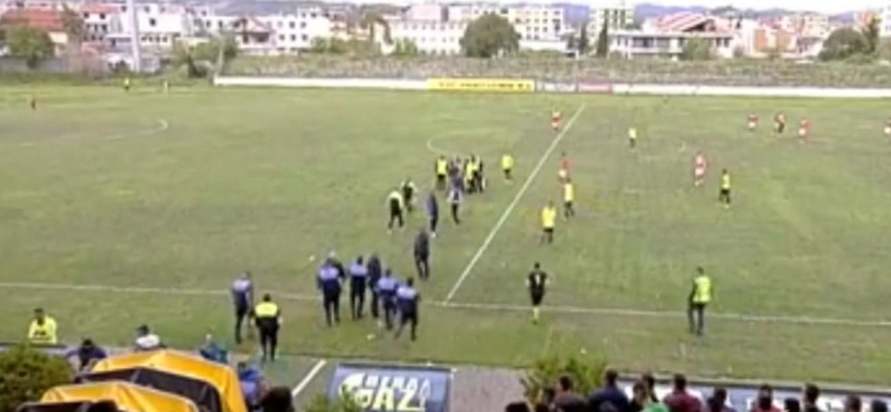 VIDEO/ Sërish skandal në futbollin shqiptar, tifozët vendas godasin arbitrin