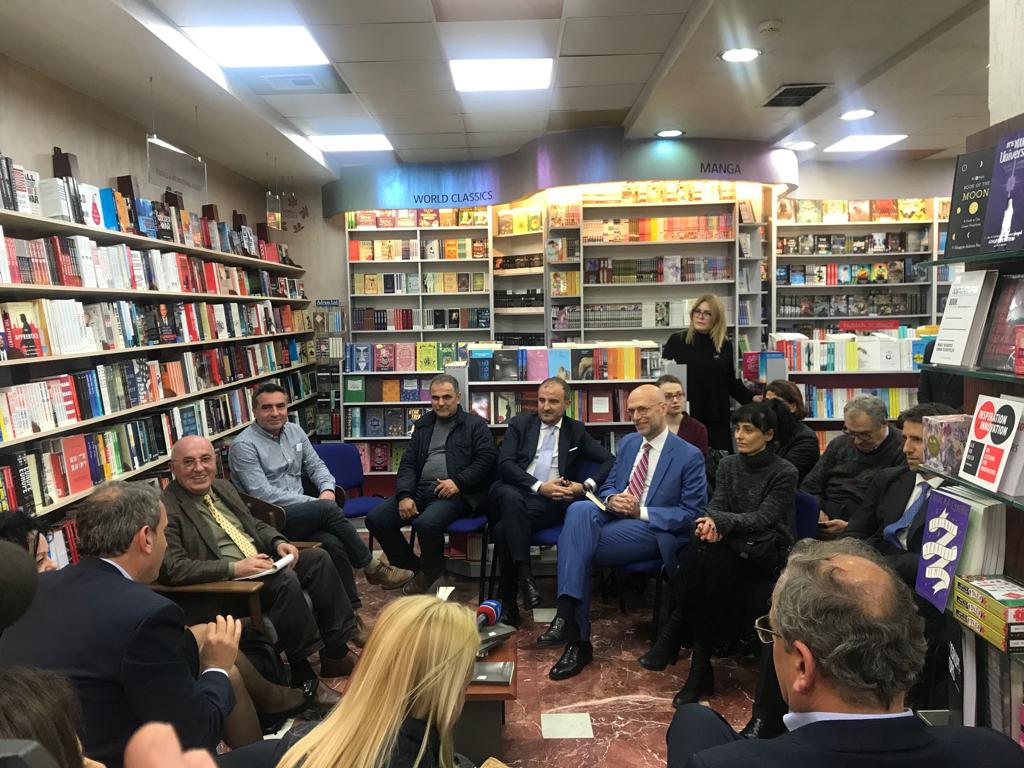 Mustafaj promovon romanin në italisht me 2 ambasadorët italianë