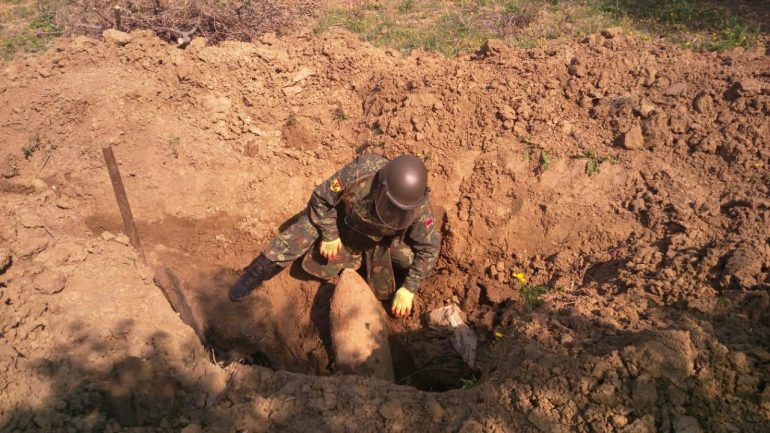 Mediat e huaja: Fermeri shqiptar gjen bombë në fshatin e tij