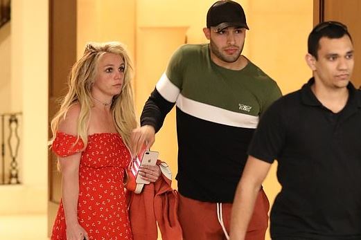 VIDEO/U shtrua në spital psikiatrik, këngëtarja e njohur shfaqet pas shumë kohësh në publik