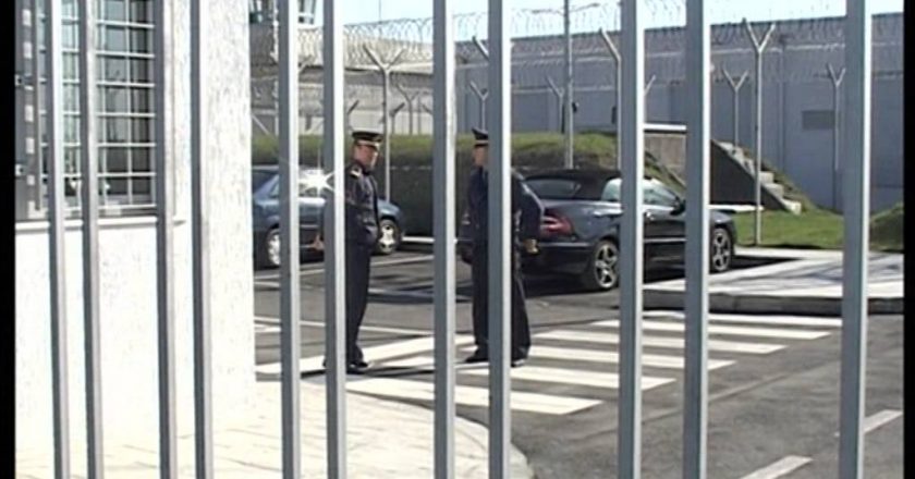 Shkon në burgun e Fierit për të takuar shokun, “harron” se ishte në kërkim policor