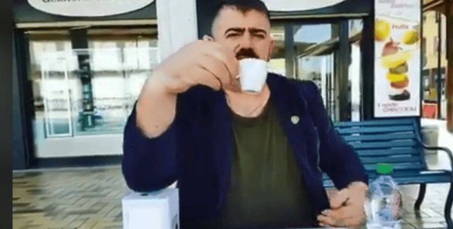 “Çështja është tek kyçi i dorës”, “Kaubojsi” iu tregon sesi të pini kafen në mënyrën e duhur