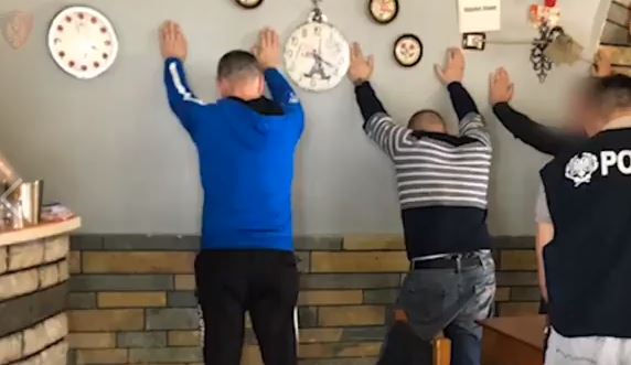 VIDEO/Drogë dhe armë në lokal, kapen në flagrancë 2 persona, e pëson dhe pronari