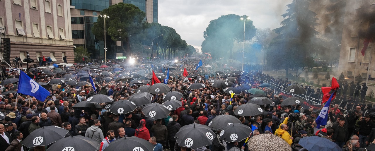 VIDEO/ “Rama ik”, numër i madh qytetarësh mblidhen përpara kryeministrisë