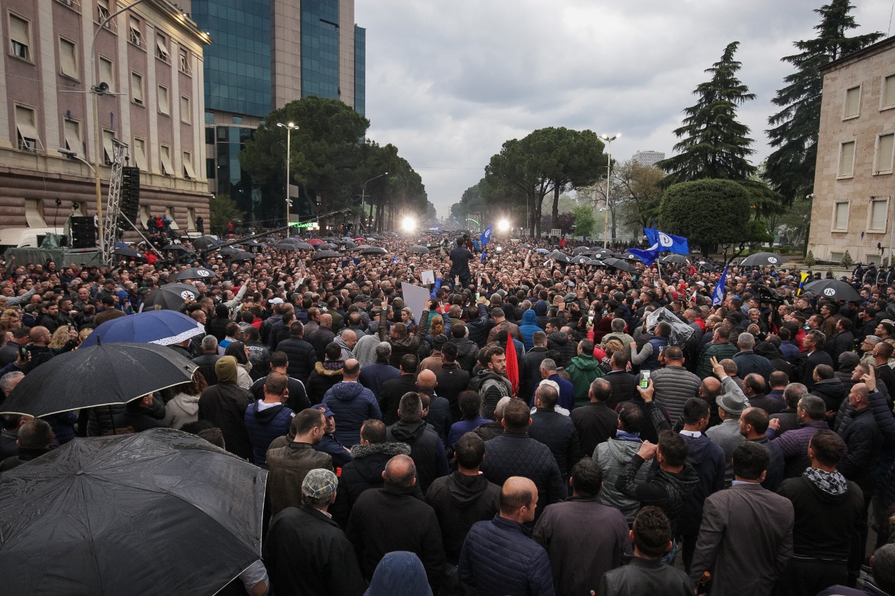 VIDEO/ “Rama ik”, numër i madh qytetarësh mblidhen përpara kryeministrisë