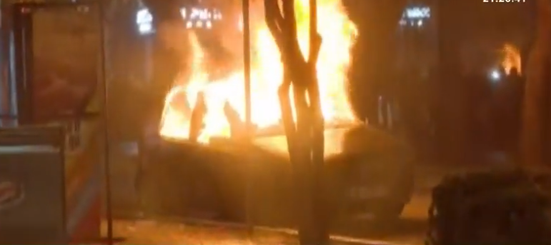 VIDEO/ Digjet një makinë para parlamentit, kush ia vuri flakën?