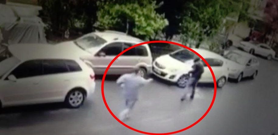 VIDEO/Vjehrri nuk ka mëshirë, qëllon me armë dhëndrin në mes të rrugës