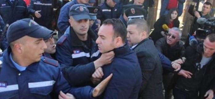 VIDEO/Nuk lejuan banorin të marrë sendet personale, ish-deputetët konfrontohen fizikisht me policinë