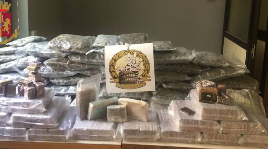 ROMË/ Kapet shqiptari me 100 kile drogë në shtëpi