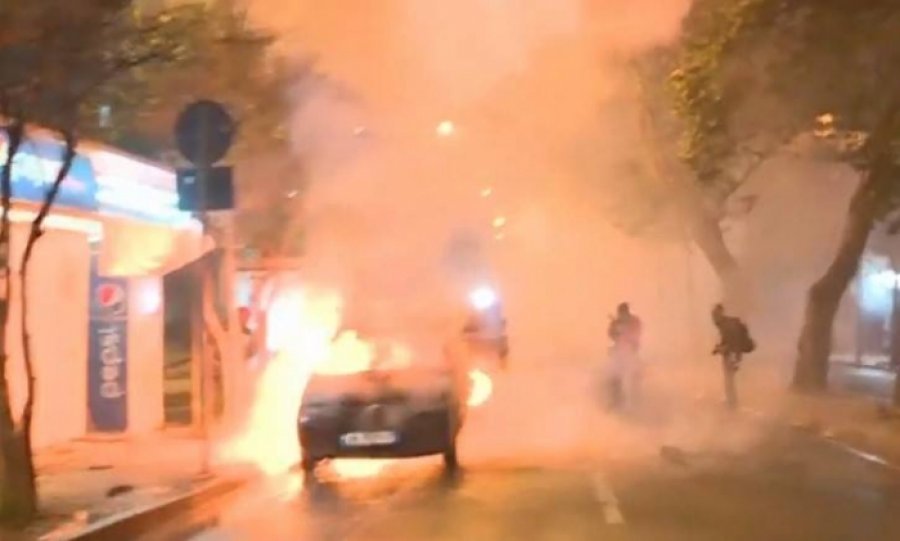 Protestuesi me maskë i vuri flakën, ja kujt i përket makina me targa false