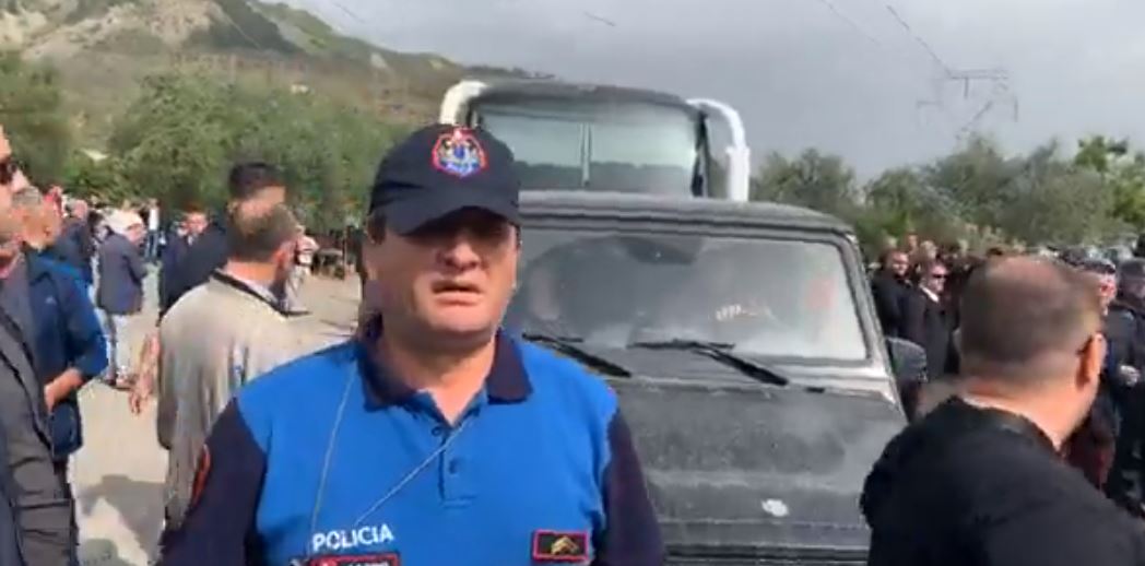 VIDEO/“Elbasani” pret me protesta Ramën, policia përplaset me qytetarët