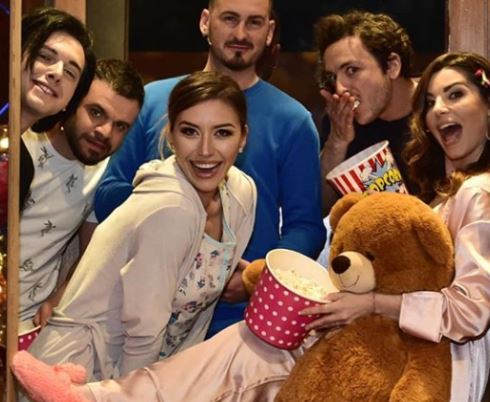 FOTO/”Duam të vijmë me pizhama”, të ftuarit surprizojnë moderatoren e njohur