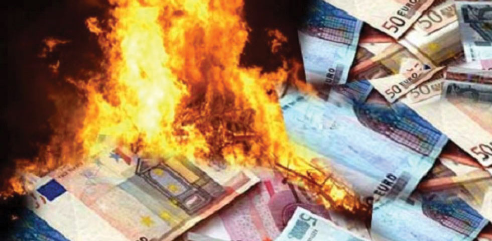 Fsheh 40 mijë euro në furrë, e dashura ia djeg për të gatuar kekun