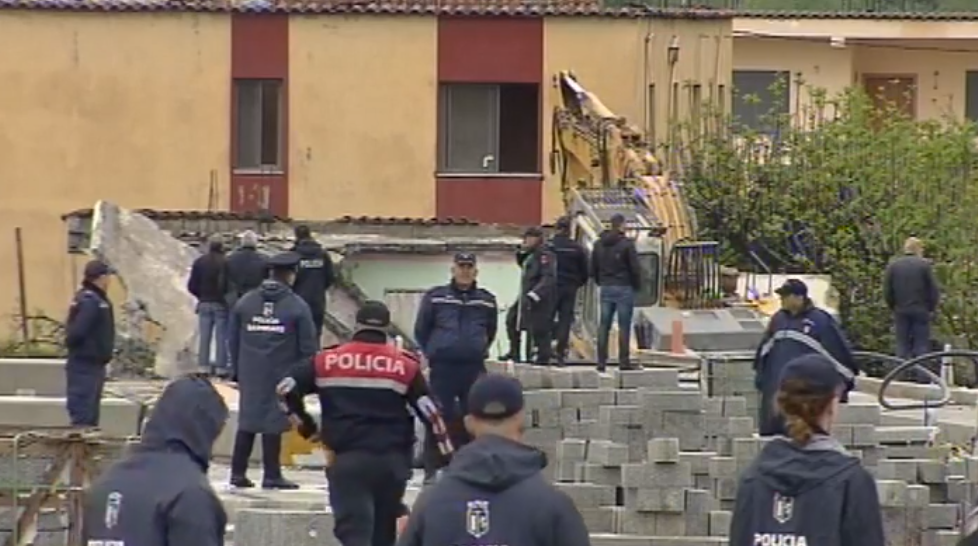 LIVE/Nxorrën me forcë banorët, policia nis prishjen e banesave në Bregun e Lumit