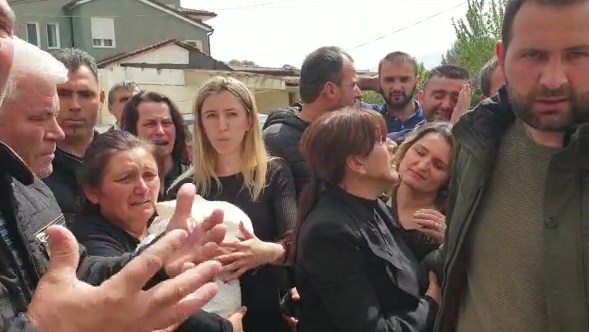 Lirohen mjekët e arrestuar në Elbasan, familjarët e 25-vjeçares protestojnë me foshnjën në duar