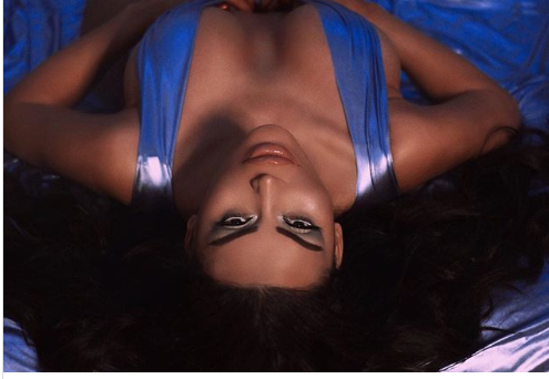 FOTO/Këngëtarja imiton Kim Kardashian, e zhveshur dhe e shtrirë në shtrat