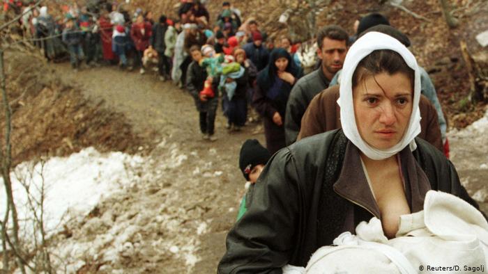 Simboli i eksodit të Kosovës, si ka ndryshuar nëna me foshnjen në gji