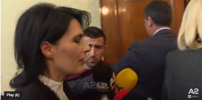 VIDEO/ E rëndë, bodyguardi i Arta Markut përplas gazetarin tek muri