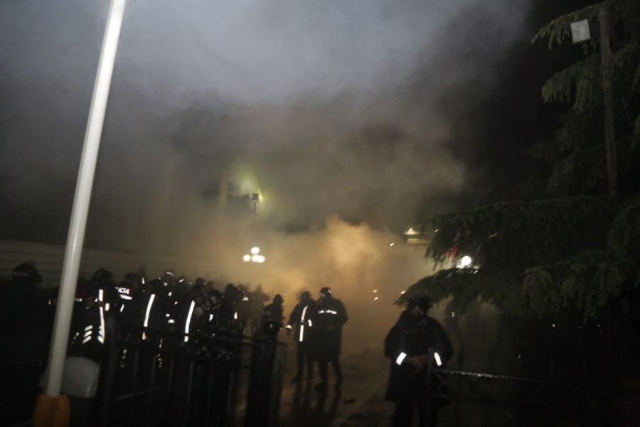 Policia gaz lotsjellës ndaj Bashës, ndërpritet deklarata me gazetarët