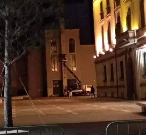 FOTO/Zbardhen detaje, ja kush i hoqi gërmat e Teatrit Kombëtar