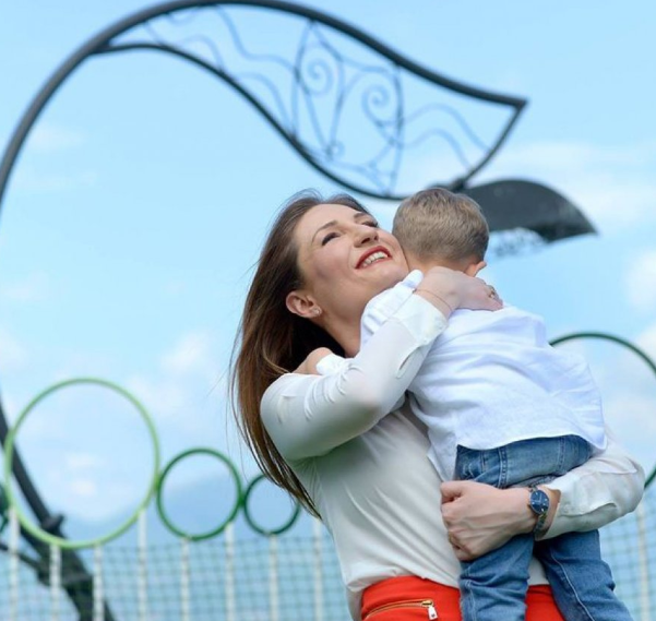 Ish-ministrja shtatzënë për herë të dytë, zbulon gjininë e fëmijës