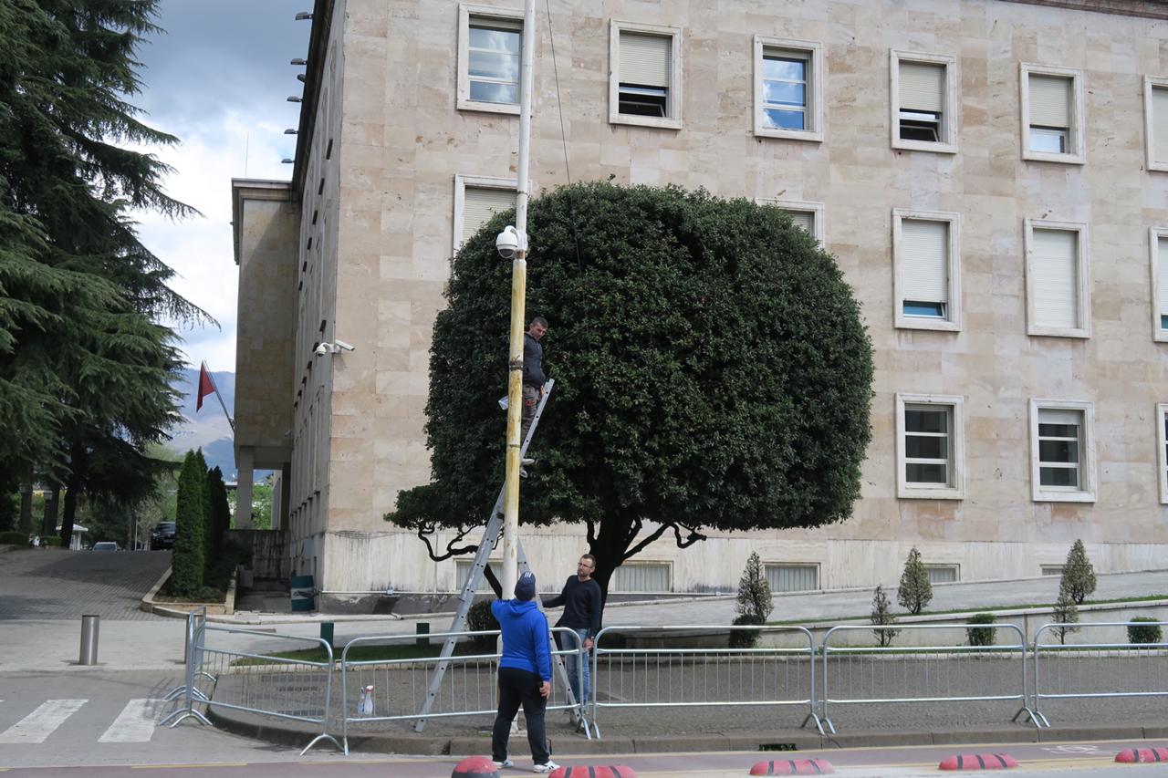 FOTO/ Nesër protesta e opozitës, lyhen me graso shtyllat përballë Kryeministrisë