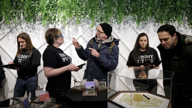 6 muaj pas legalizimit, hapen dyqanet e para të kanabisit në Kanada