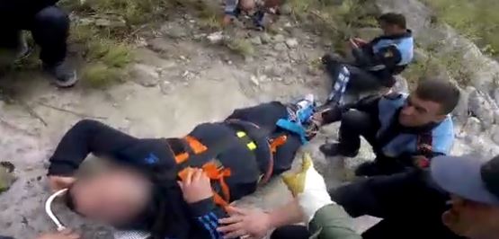 VIDEO/Dëmtohet alpinisti në Kanionet e Erzenit, ndërhyjnë Forcat e Armatosura për evakuimin e tij