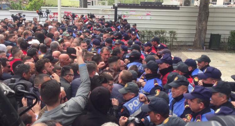VIDEO/Provokator në protestë? Protestuesit nxjerrin jashtë një të dyshuar
