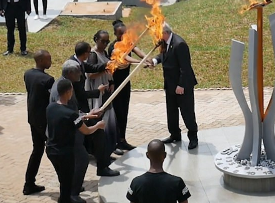 Junker per pak i vuri flakën Zonjës së Parë të Ruandës