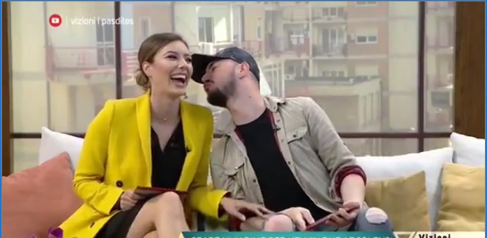 VIDEO/ Moderatori i njohur nuk përmbahet, e puth ‘live’ në emision Arjola Shehun
