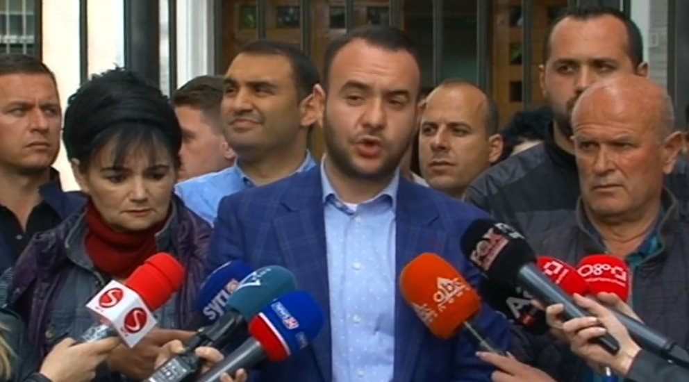 VIDEO/Lihen në burg dy protestuesit, ish-deputeti: Këto janë gjykata të ERTV-së