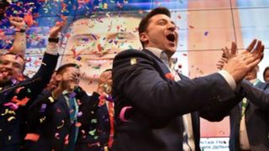 Volodimir Zelensky, aktori i humorit, zgjidhet president i Ukrainës