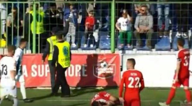 Tifozët godasin me shishe kokës futbollistin e Skënderbeut, ndërpritet ndeshja