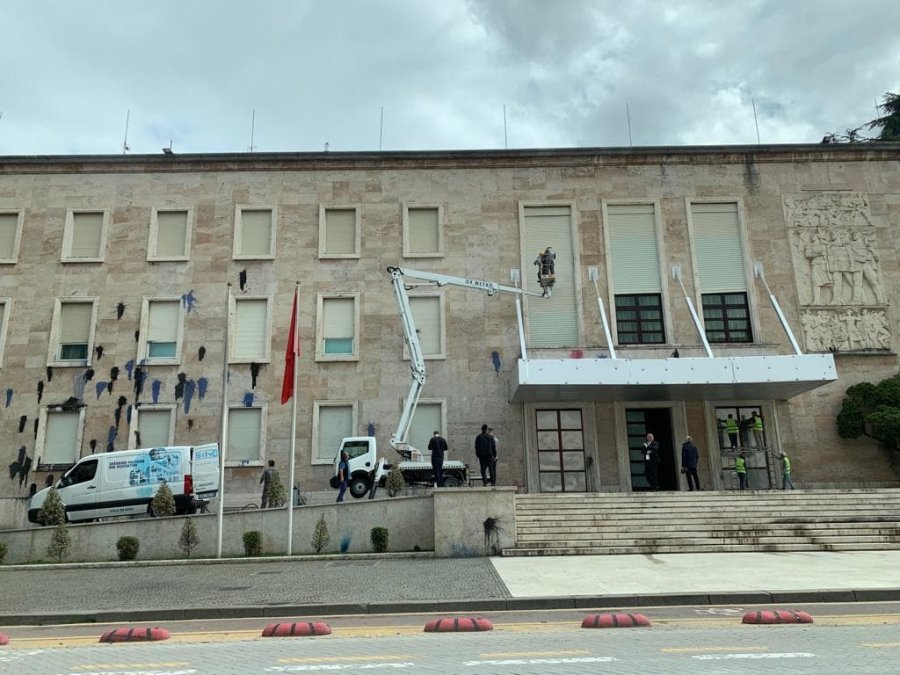 FOTO/ Rama fillon pastrimin e murit të Kryeministrisë