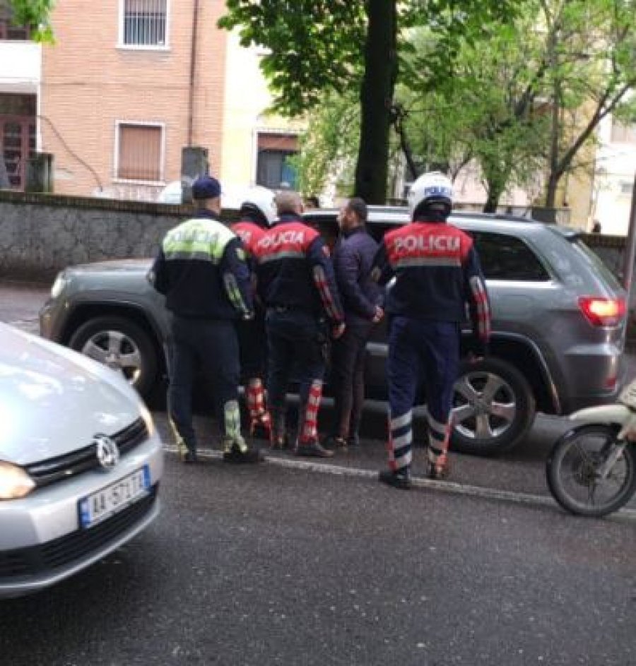 VIDEO/ Skandal, policia ushtron dhunë dhe kërkon ndalimin e Nikollë Lesit pa asnjë arsye