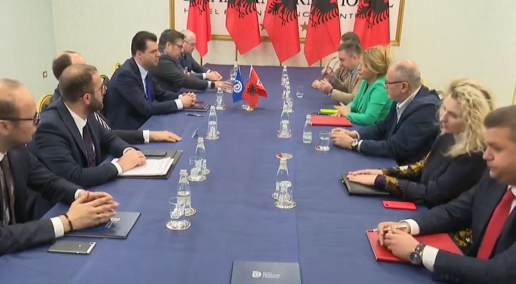 VIDEO/LSI firmos marrëveshjen e koalicionit, Kryemadhi: Axhenda e opozitës e mirëorganizuar
