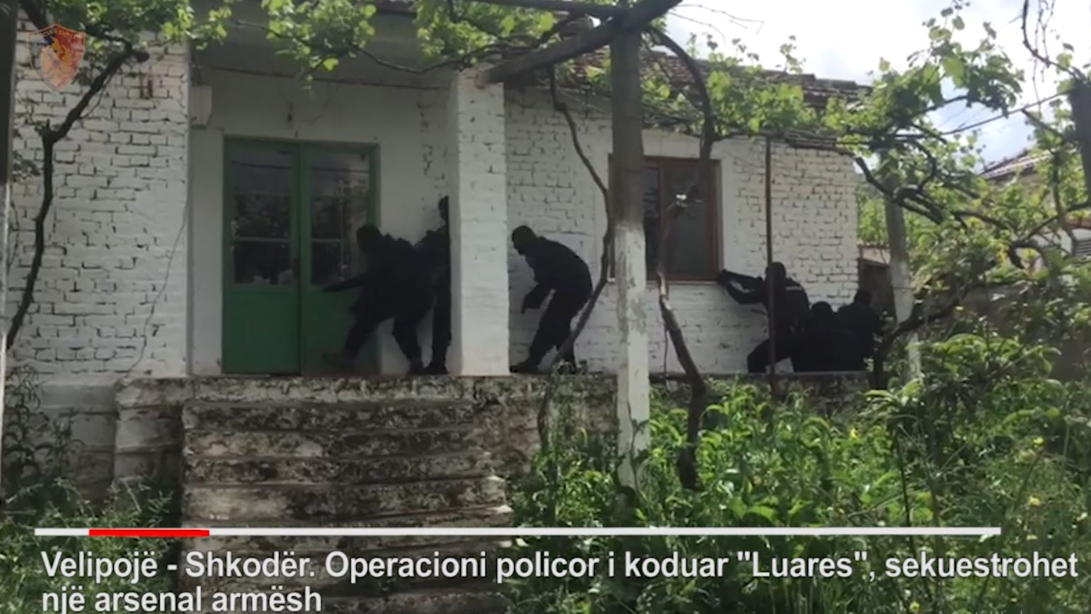 VIDEO/ Sekuestrohet arsenal armësh në Velipojë, shpallet në kërkim një person